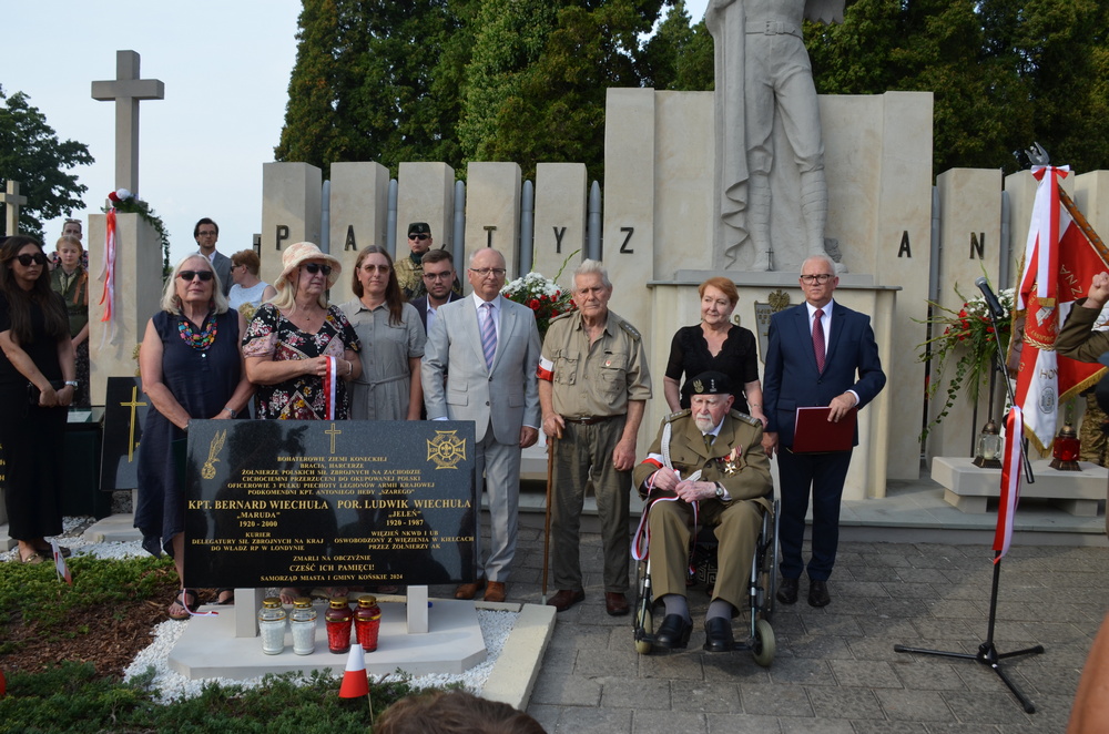 Cmentarz parafialny w Końskich. Obchody Koneckiego Września w 2024 r. Odsłonięcie tablicy kpt. Bernarda Wiechuły i por. Ludwika Wiechuły. Fot. Urząd Miasta i Gminy w Końskich